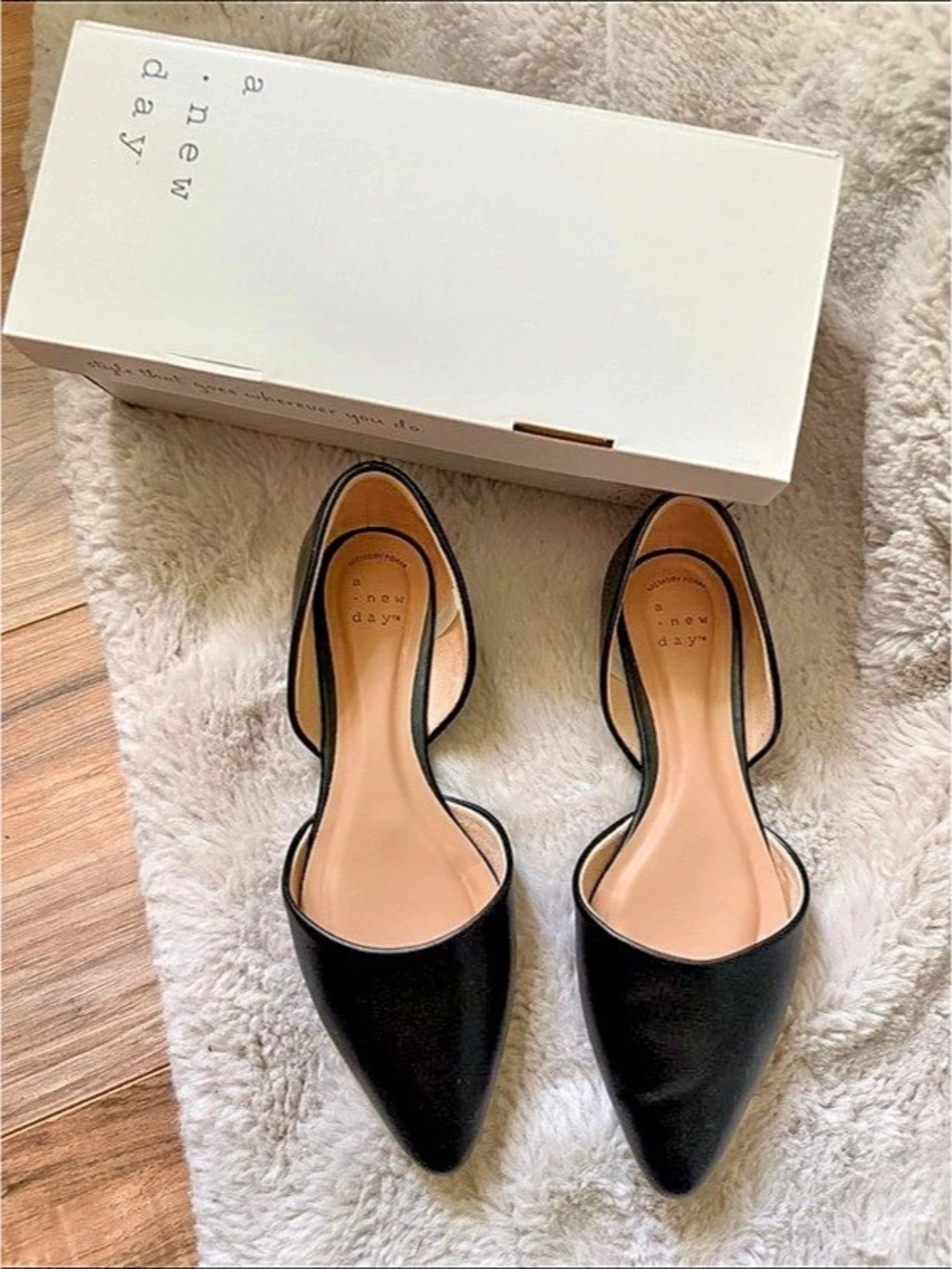 Pointed Toe Flats in Black Like New